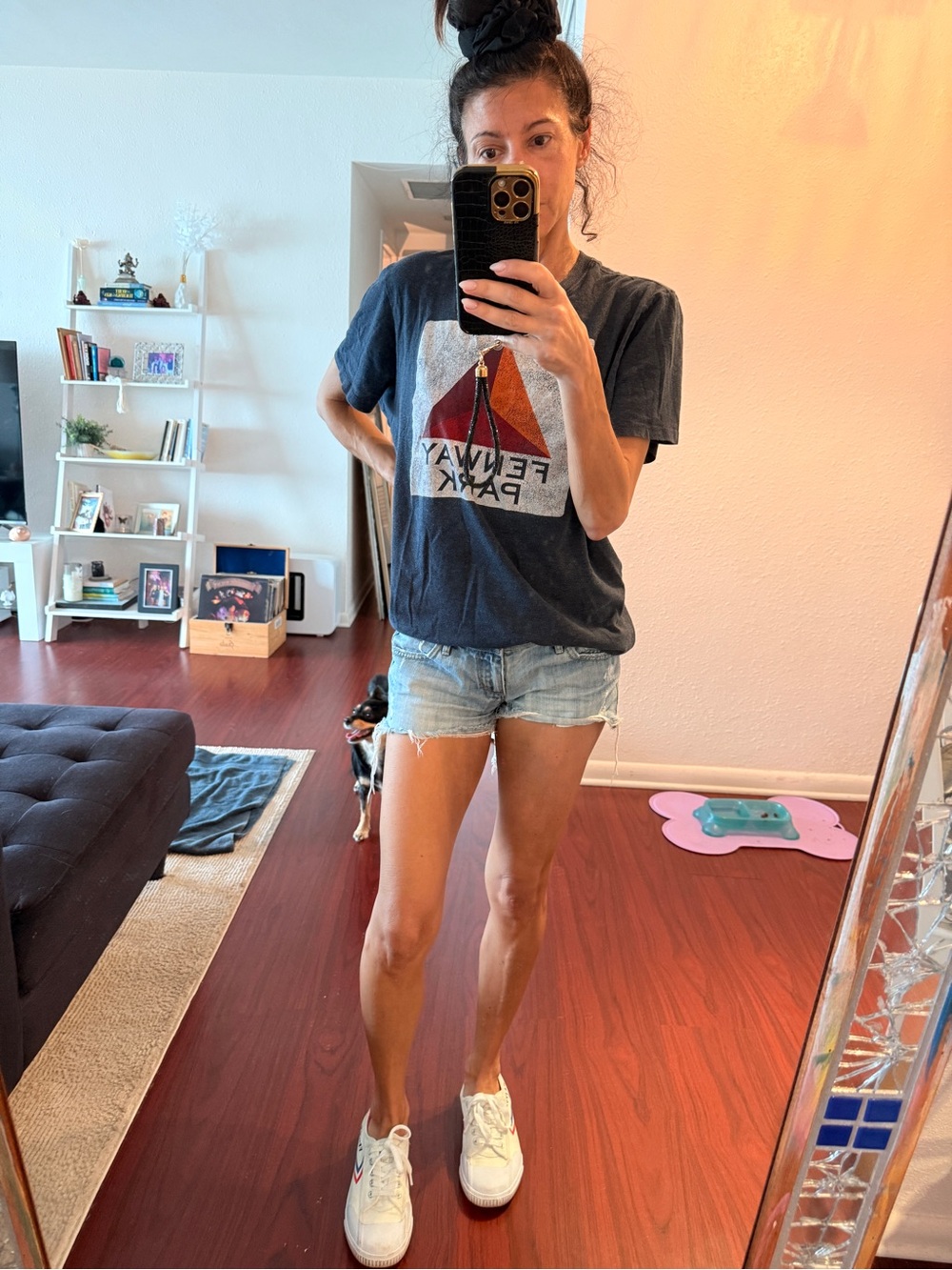 Perfect cut off shorts. Say 26 but I’m listing as 25